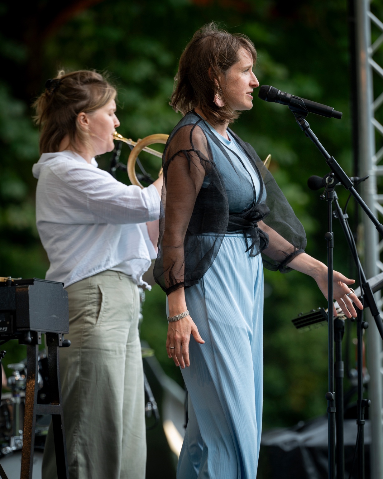 Sara Decker singing at the jazz concert at Villa Hammerschmidt