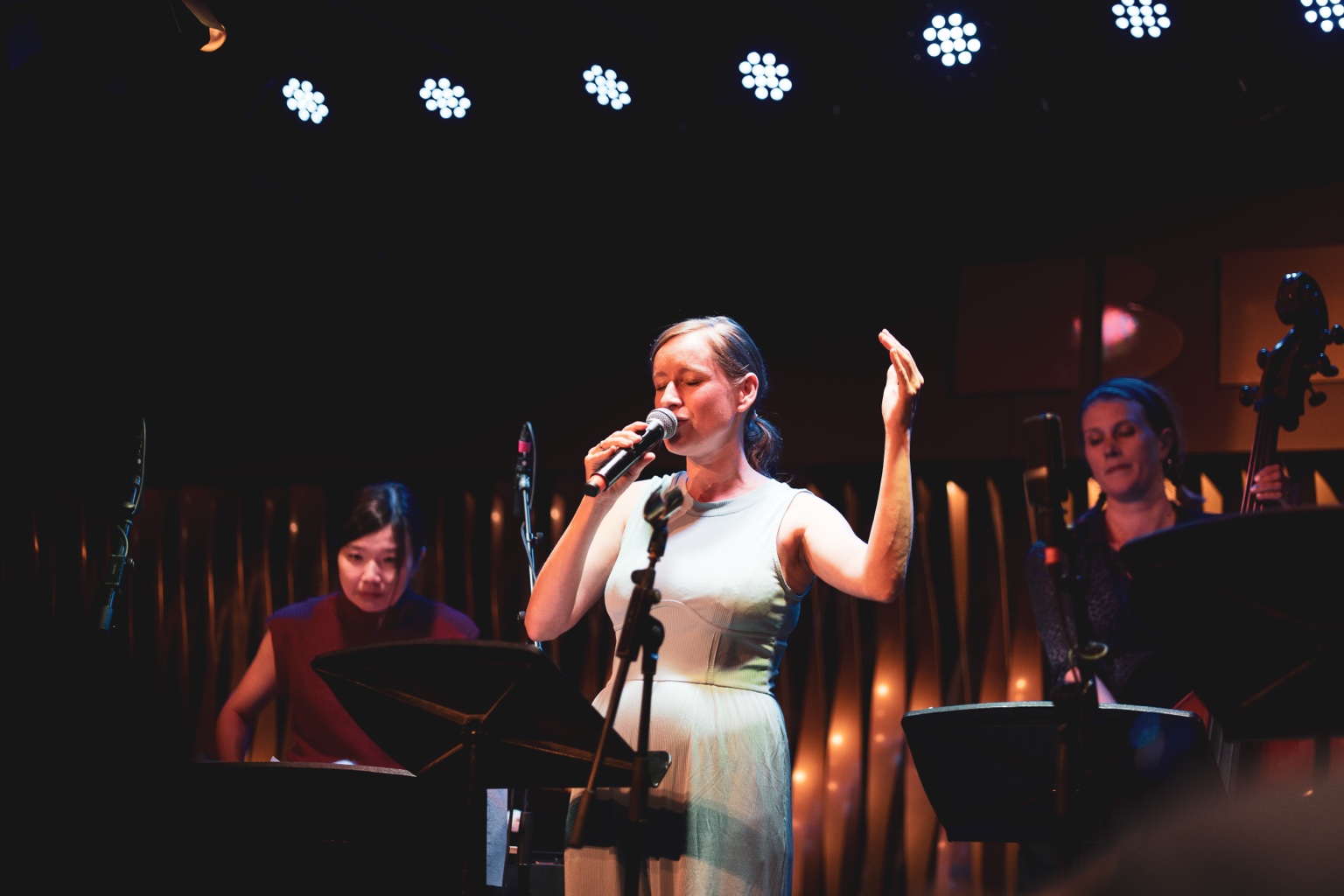 Sara Decker singt mit ihrer Band im Jazzclub BIX